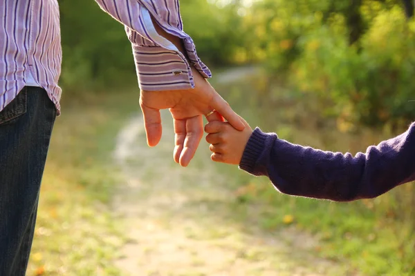 Parent holds small child — Stock Photo, Image