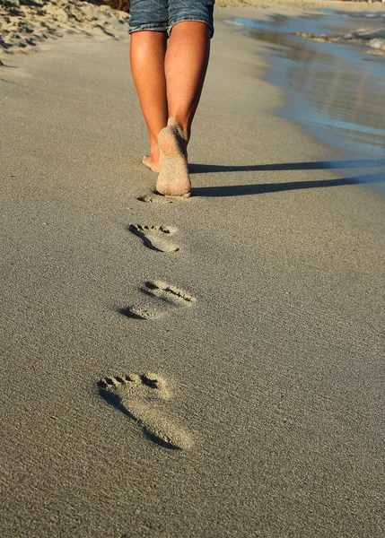 Empreintes de pas dans le sable fermer — Photo