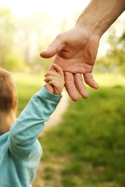 Родитель держит маленького ребенка — стоковое фото