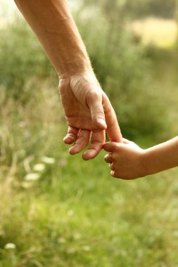 ebeveyn çocuğun elini tutar