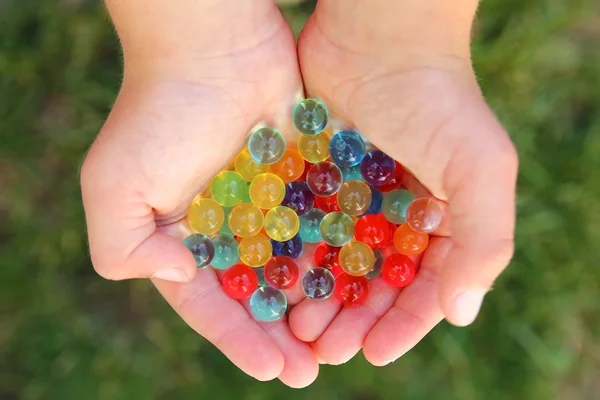 Boules de différentes couleurs dans les mains — Photo