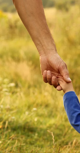 Bovenliggende houdt hand van kind — Stockfoto