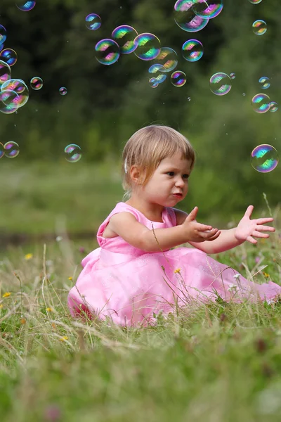 Menina com bolhas de sabão — Fotografia de Stock