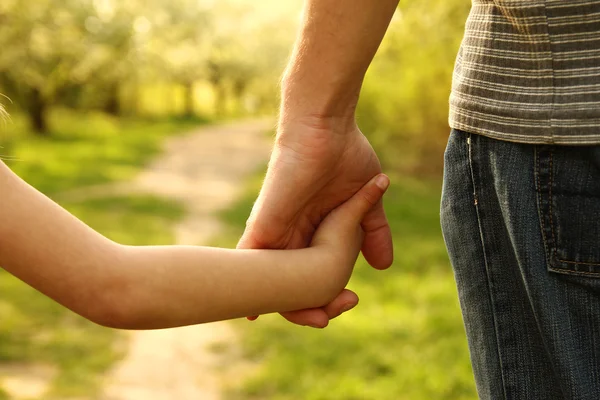 El padre toma la mano del hijo —  Fotos de Stock