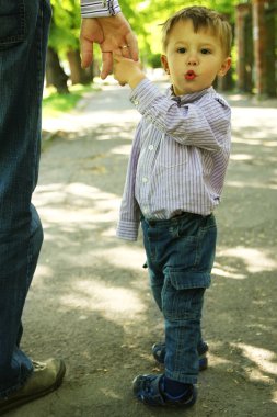 Holding çocuğun el veli 