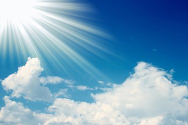 Mavi gökyüzüne karşı beyaz bulutlar