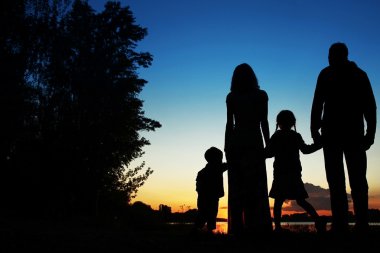 Baba, anne ve iki çocuğu siluetleri
