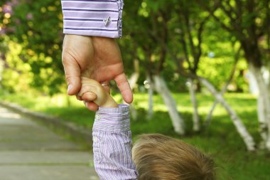 Holding çocuğun el veli 