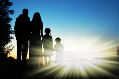 Baba, anne ve iki çocuğu siluetleri