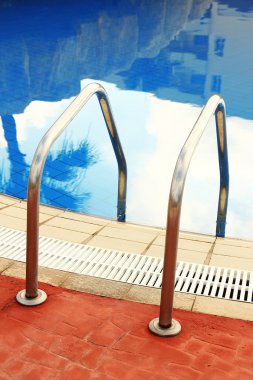 Yüzme havuzunda adımları