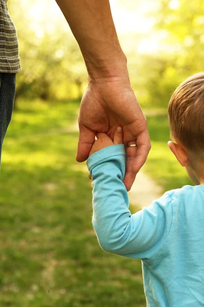 Genitore tiene la mano del bambino — Foto Stock