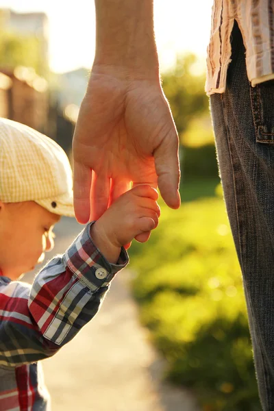 Orangtua memegang tangan anak — Stok Foto