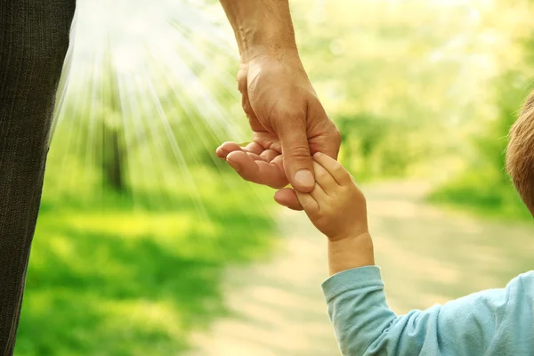 Padre sosteniendo la mano del niño — Foto de Stock