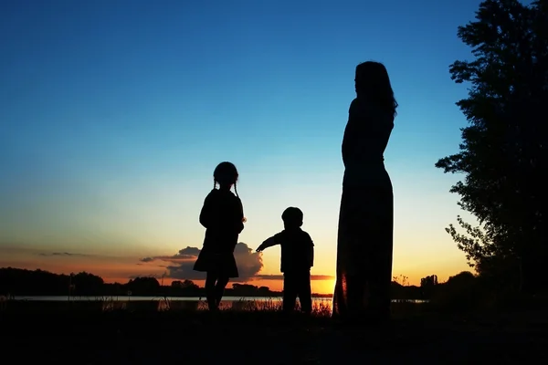 Silhouette di madre con bambini — Foto Stock