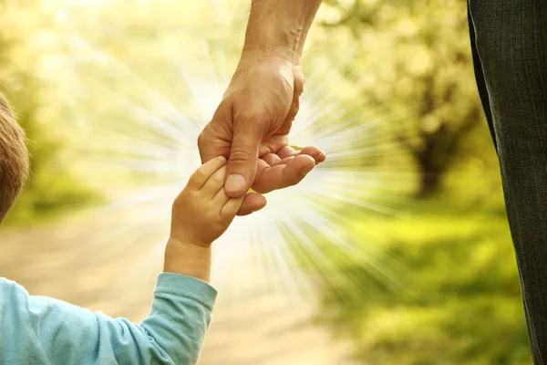 Genitore che tiene la mano del bambino — Foto Stock