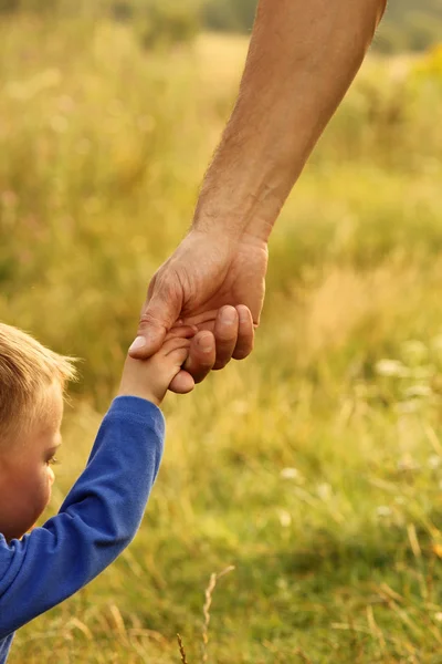 Le parent tient la main de l'enfant — Photo