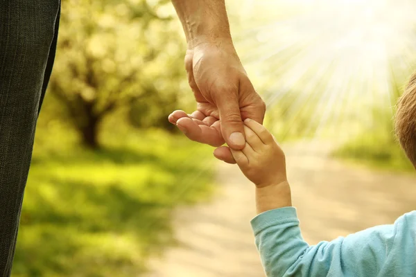 Genitore che tiene la mano del bambino — Foto Stock