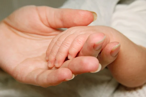 ママの手で赤ちゃんの手 — ストック写真