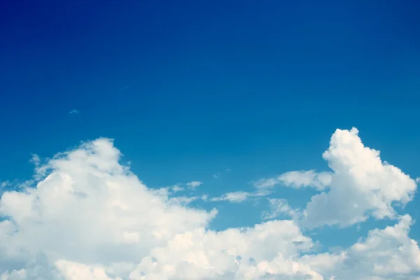 Nuvole bianche contro il cielo blu — Foto Stock