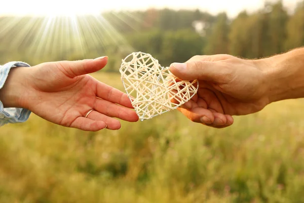 Dos manos de pareja con corazón — Foto de Stock