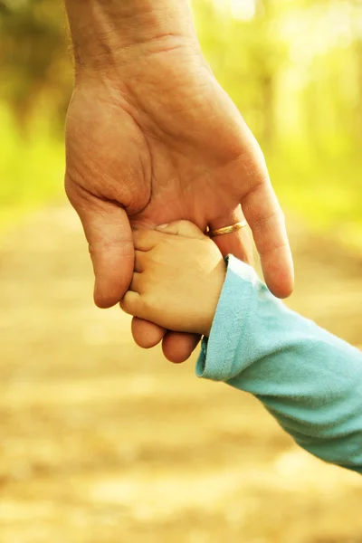 Pai segurando a mão do filho — Fotografia de Stock
