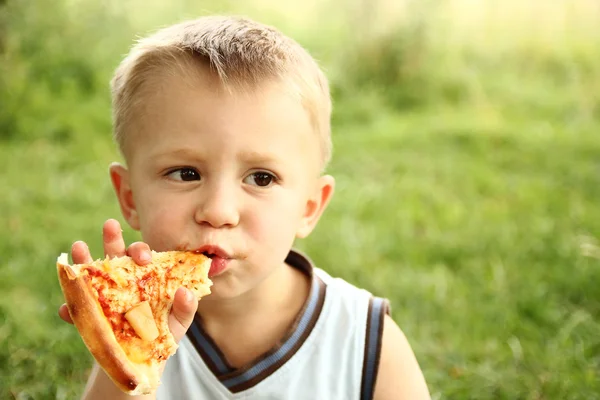 Dziecko, jedzenie smaczne pizzy — Zdjęcie stockowe