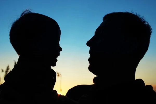 Silhouette di genitore con bambino — Foto Stock