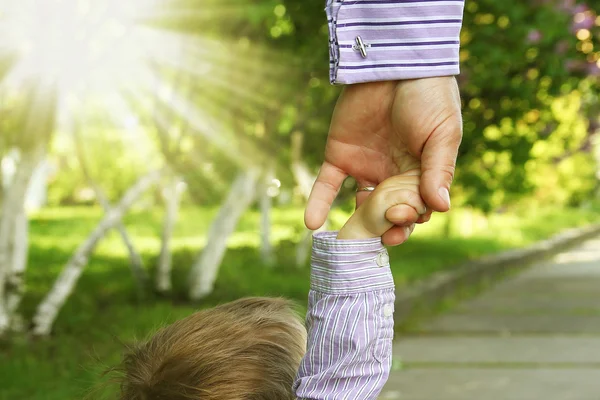 Genitore che tiene la mano del bambino — Foto Stock