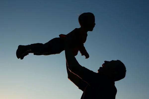 Silhouetten van vader en zoon — Stockfoto