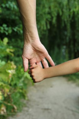 ebeveyn çocuğun elini tutar