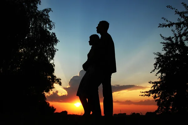 Silhouetten eines verliebten Paares — Stockfoto