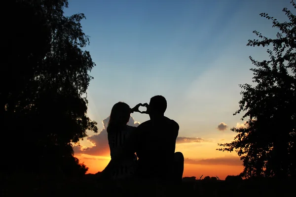 Silhouettes de couple amoureux — Photo