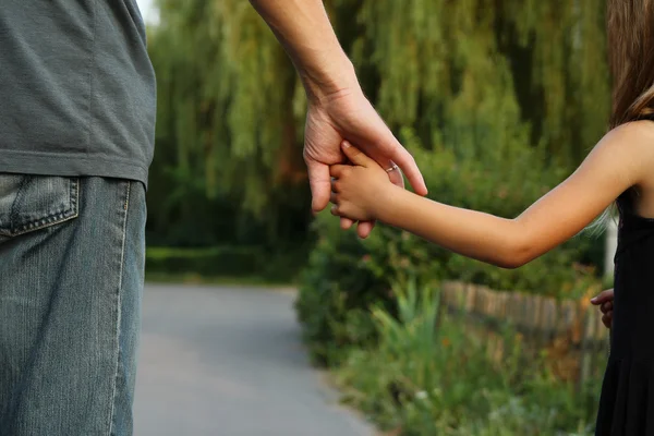 Le parent tient la main de l'enfant — Photo