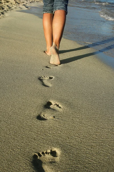 Voetafdrukken op strand zand — Stockfoto