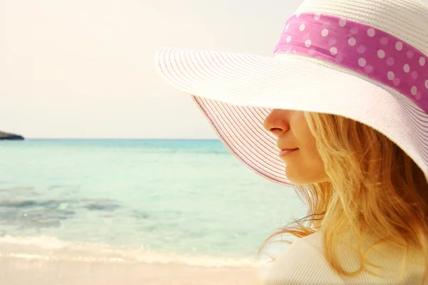 Gelukkig jong meisje op strand — Stockfoto