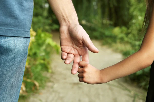 Mani del genitore e del figlio — Foto Stock