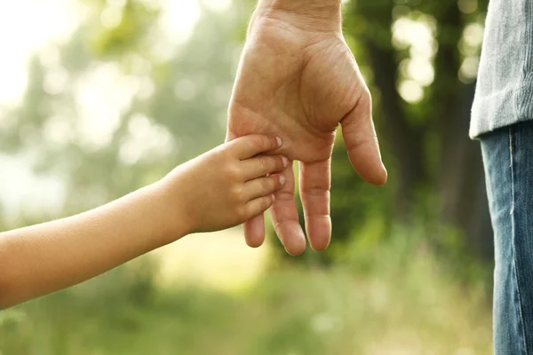 Mani del genitore e del figlio — Foto Stock