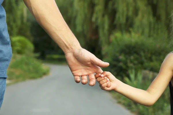 Τα χέρια του γονέα και το παιδί — Φωτογραφία Αρχείου