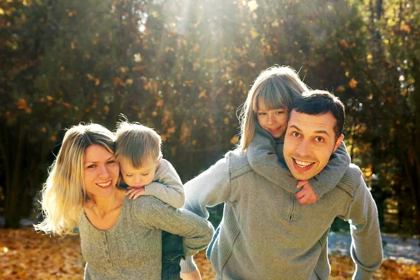 Pareja feliz al aire libre — Foto de Stock