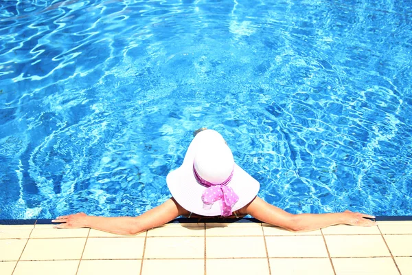Dziewczyna w basenie woda — Zdjęcie stockowe
