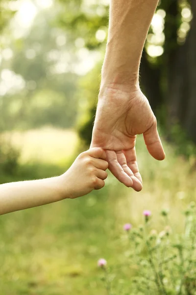 Ręce Ojca i dziecka — Zdjęcie stockowe