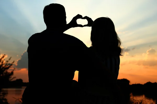 Silhouette eines verliebten Paares — Stockfoto