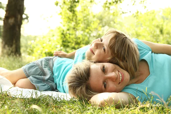 Kind met moeder spelen buiten — Stockfoto