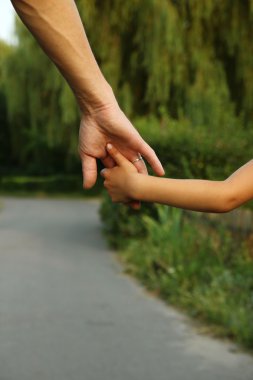  üst bir çocuğun elini tutar