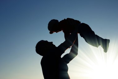 Baba ve oğul silüeti