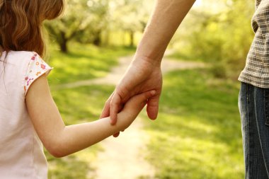  üst bir çocuğun elini tutar
