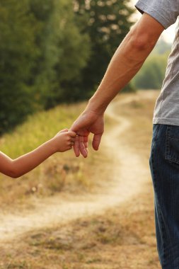  üst bir çocuğun elini tutar