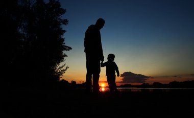 Baba ve oğul silüeti