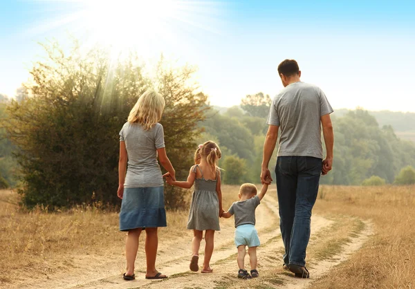 Familie spaziert zusammen — Stockfoto