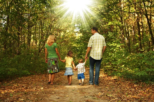 Caminhando em família juntos — Fotografia de Stock